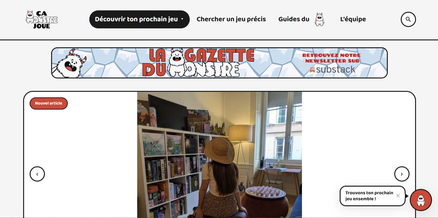 Page d’accueil de Ça Monstre Joue avec la bannière de la Gazette du Monstre et le chatbot